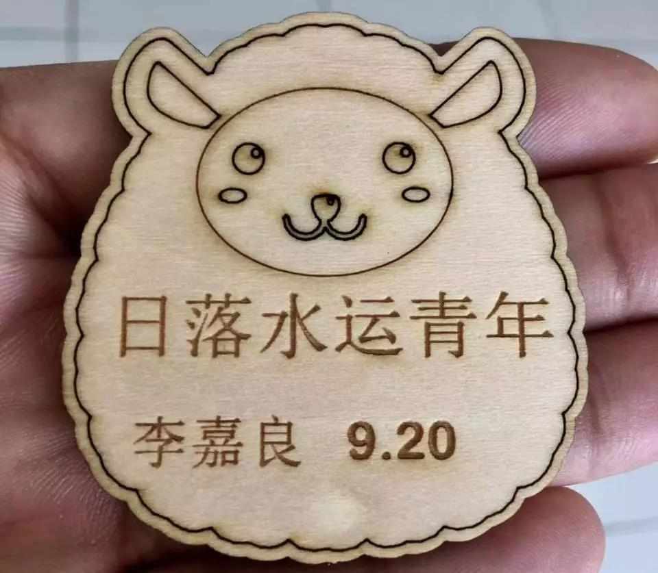 理論課結(jié)束之后，就是對理論進行應用。謝老師帶著培訓班學員們進行機器實踐操作，體現(xiàn)造物的樂趣